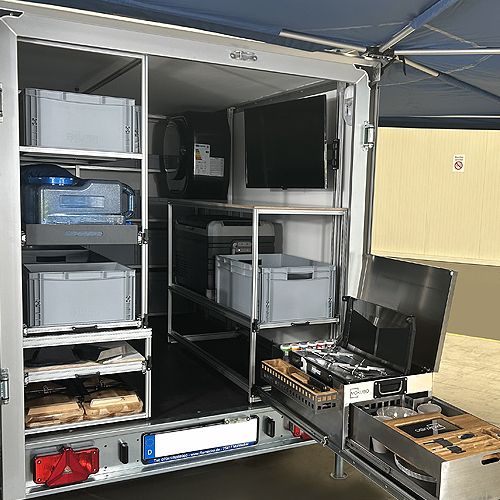 Anhängerausbau mit Schwerlastauszügen für eine Aussenküche inklusive Biergarnitur und vielen Staumöglichkeiten