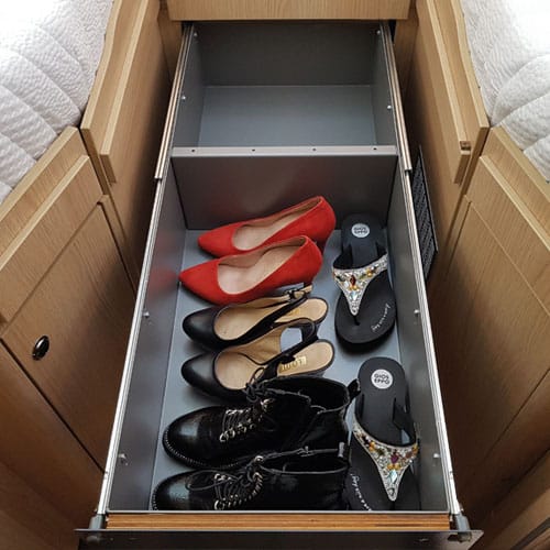 Wohnmobil Schuhauszug für den Innenraum. Individuelle Metallschublade