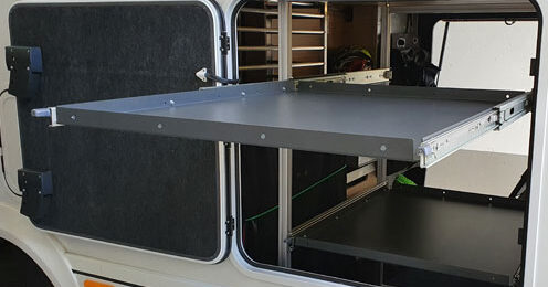 Wohnmobilheckauszüge mit Fachböden aus Aluminium für vielfältige Staumöglichkeiten
