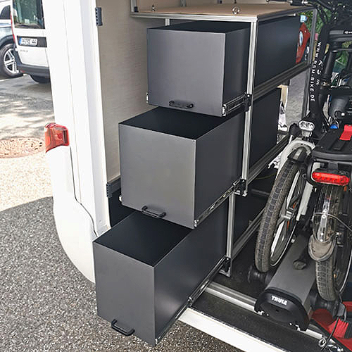 Wohnmobilheckgaragenausbau mit Schwerlastauszügen für Metallschubladen und Fachboden aus Holz